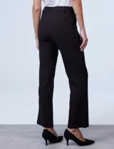 Pantalón negro de tejido elastizado, corte recto con ligero ensanchamiento en el bajo, pretina con pasadores y apliques de eco cuero en los bolsillos delanteros.