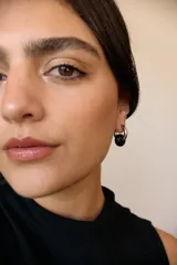Aros de argolla en acero quirúrgico con dije de piedra natural en tono azul.