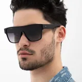 Lentes de sol INVU modelo IB22507A, montura negra con lentes polarizadas grises degradé. Diseño rectangular con frente plano y patillas anchas.