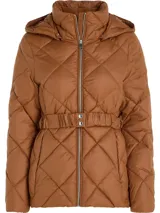 Campera acolchada color marrón con cuello chimenea, capucha fija, cierre de cremallera, cinturón y dos bolsillos con cremallera en la cintura.