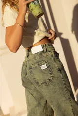 Pantalón de jean celeste con efecto lavado, corte recto y tiro alto.