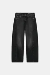 Jeans de tiro medio con corte relajado y largo al tobillo. Presentan diseño de cinco bolsillos, trabillas en la cintura y cierre frontal con cremallera y botón metálico. Confeccionados en denim con efecto lavado.