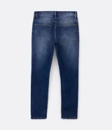 Pantalón de jean celeste, corte skinny, con cierre de botón y cremallera, bolsillos delanteros y traseros.