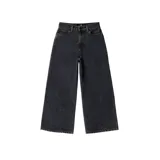 Pantalón de jean estilo ultra baggy, color negro con efecto lavado. Presenta un corte extremadamente holgado, bolsillos traseros con bordado de marca en tipografía gótica y costuras reforzadas.