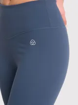 Calza deportiva de tiro alto con largo hasta el tobillo, confeccionada en tejido elástico de color azul profundo, con ajuste regular y diseño sin bolsillos.