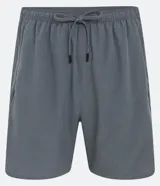 Bermuda deportiva masculina de tejido plano, con cintura elástica y cordón de ajuste. Presenta bolsillos laterales, recortes laterales texturizados, aberturas en el ruedo y un bolsillo con cierre en la parte trasera.