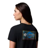 Remera de algodón orgánico con cuello redondo y manga corta, presenta el logo de la marca estampado en el pecho.