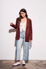 Blazer color marrón de gamuza sintética, corte clásico, con solapas y cierre con dos botones.