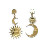 Par de aros colgantes dorados con dije de sol con rostro y dije de luna creciente con rostro.