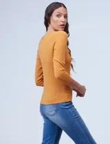 Buzo tejido en hilado fino color beige, de la marca Milano. Tiene mangas ¾ y modelo raglán.