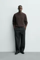 Sweater de punto perlado en color gris, con diseño relaxed fit, cuello redondo y manga larga. Cuenta con acabados en rib en cuello, puños y dobladillo.
