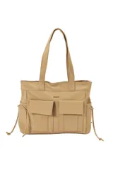 Cartera tipo shopper de poliuretano color beige, con dos bolsillos frontales con solapa, tirantes largos para el hombro y cordones ajustables en los laterales.