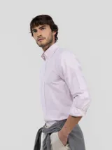 Camisa de hombre con diseño de rayas estilo Oxford, corte Regular Fit, cuello buttondown y cierre frontal con botones. Cuenta con mangas largas y logo bordado en el pecho.