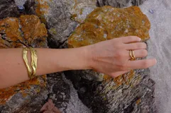 Brazalete rígido de bronce y alpaca maciza, con diseño orgánico irregular.