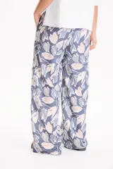 Pantalón ancho de lino con estampado en blanco y negro, cintura elástica con cordón de ajuste y bolsillos laterales.