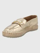 Alpargatas tipo slip-on en cuero metalizado color dorado, con detalle de herraje metálico en el empeine y suela con borde de yute trenzado.