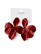 Aros colgantes en forma de flor grande con textura martillada y acabado brillante, de color rojo con bordes dorados.