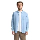 Camisa de manga larga Roark modelo Scholar, color celeste, confeccionada en algodón orgánico. Cuenta con cuello abotonado, cierre frontal de botones, bolsillo aplicado en el pecho con detalle de etiqueta de la marca y mangas largas con puños abotonados.