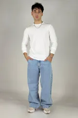 Pantalón jean celeste de corte amplio, estilo cargo, con bolsillos laterales y traseros.