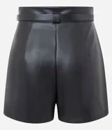 Short de poliuretano color negro, de corte recto con pinzas frontales y largo corto. Incluye un cinturón fino con hebilla y pasantes metálicos.