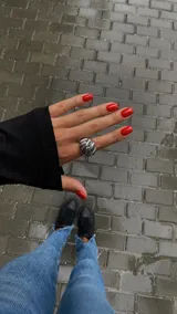 Anillo de acero de diseño grueso y voluminoso, formado por múltiples bandas entrelazadas que crean una textura abombada.
