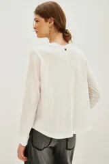 Remera de manga larga color blanco con estampa frontal de un corazón con diseño animal print en tonos violeta y negro, atravesado por un rayo negro.