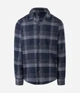 Camisa de manga larga confeccionada en franela de algodón, con cuello bowling y cierre frontal de botones. Presenta un diseño de estampado a cuadros en tonos azul marino y gris, con un corte regular.