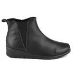 Bota casual de cuero negro, con elástico lateral y cierre en el tobillo.