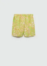 Short de corte recto y diseño fluido, con cintura elástica y bolsillos laterales. Presenta un estampado botánico en tonos verde lima y crema.