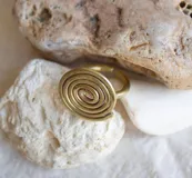 Anillo dorado con forma de espiral.