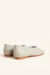 Ballerinas de cuero vacuno color celeste, con borde superior trenzado a mano y suela plana de madera.
