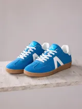 Championes de mujer azules de gamuza con suela marrón.