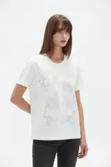 Remera de manga corta y cuello redondo de algodón, con diseño holgado y detalle de estampado floral con relieve.