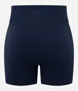 Bermuda deportiva tipo biker de tiro alto, confeccionada en poliamida seamless con textura acanalada en los laterales. Presenta un diseño ajustado al cuerpo, ideal para actividades físicas.