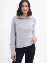 Buzo de tejido acanalado color beige, con cuello alto y cierre frontal parcial. Presenta mangas largas y un diseño de calce regular.