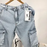 Pantalón jean celeste de corte recto con bolsillos cargo laterales con fuelle.