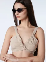 Top color beige con breteles ajustables y escote regulable con frunces.