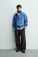 Jersey de hombre con textura efecto pelo, corte boxy fit, cuello perkins con cierre frontal de cremallera, manga larga y acabados en rib.