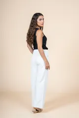 Jean de tiro alto color blanco, con corte recto y silueta amplia.