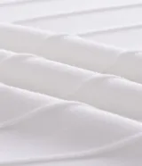 Remera slim de manga corta con cuello redondo, confeccionada en tejido de viscosa con textura de rayas verticales.