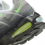 Championes Nike Air Max 95 OG, con diseño degradado en tonos grises, detalles en verde neón y suela negra con unidades Air Max visibles.