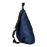 Mochila bandolera grande New Balance Athletics Large Sling, color azul marino, con logo estampado en verde agua. Cuenta con correa de hombro ajustable, compartimento principal con acceso trasero con cremallera y bolsillo frontal con cierre.