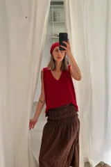 Chaleco de punto color marrón, con escote en V y aberturas laterales en el dobladillo.