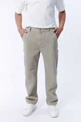 Pantalón estilo carpintero de corte recto y ajuste holgado, confeccionado en tela de algodón resistente. Presenta bolsillos laterales, bolsillos traseros y detalles de costuras reforzadas característicos del diseño utilitario.