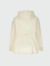 Parka color crema con capucha, cierre frontal con cremallera y bolsillos con solapa.