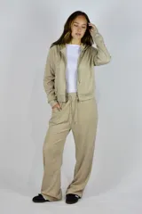 Pantalón de jogging beige de tiro medio, con cintura elástica ajustable con cordón y bolsillos laterales.