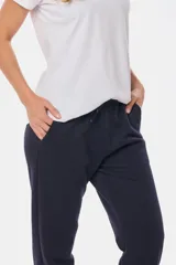 Pantalón deportivo negro de felpa con cintura ajustable con cordón.