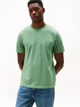 Remera verde de algodón con cuello redondo y logo bordado en el pecho.