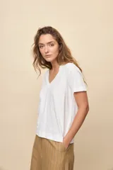 Remera blanca de algodón con escote en V y mangas cortas, de calce amplio y cómodo.