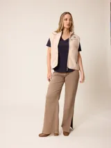 Remera de algodón con cuello en V y mangas cortas, de corte clásico y color azul marino.